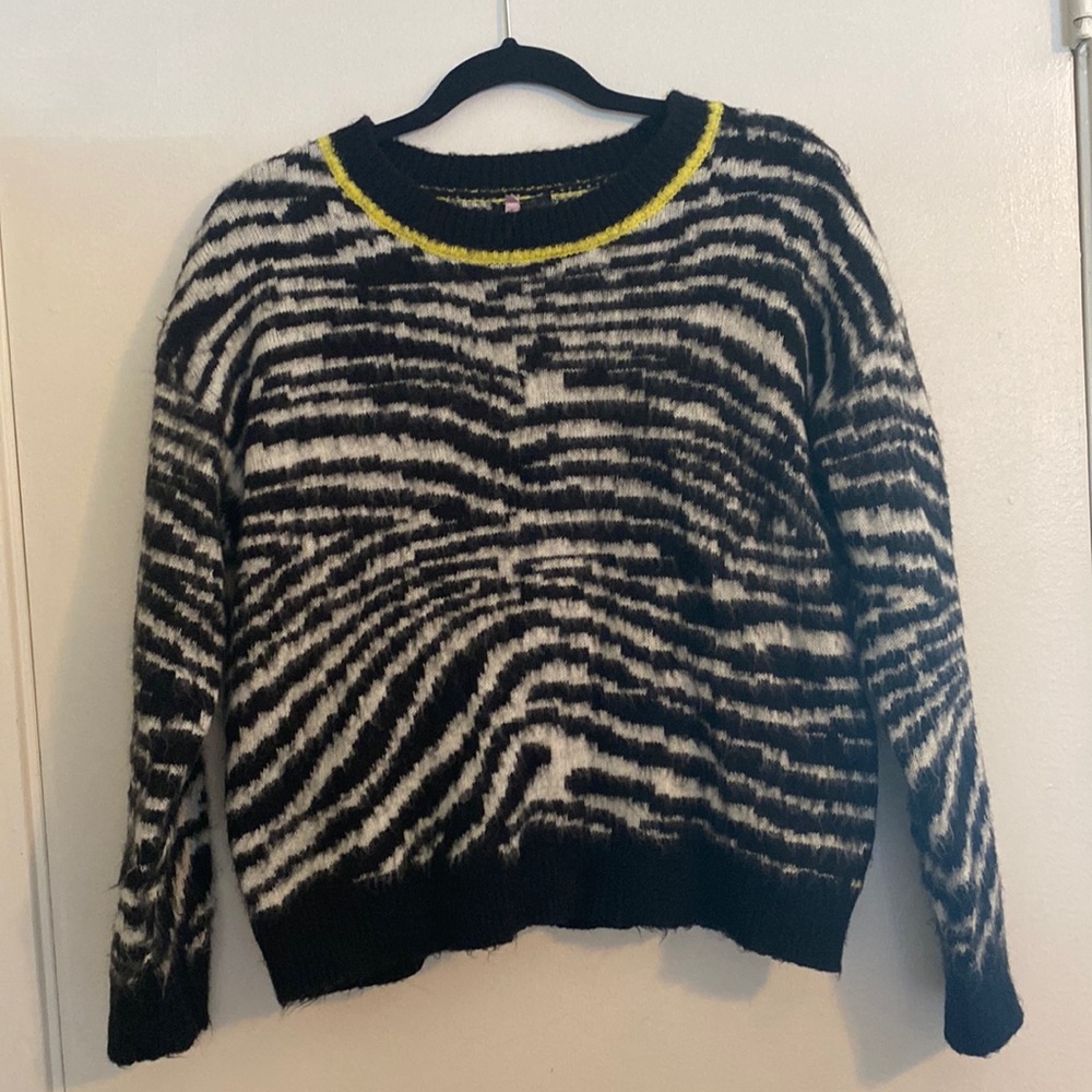 Zebra Pattern Sweater, Small yellow border